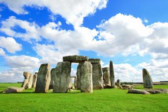 Stonehenge, Windsor Castle and Bath Day Tour from London